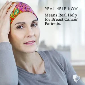 Mujer usando un pañuelo colorido en la cabeza, tocándose la cabeza, mirando a la cámara. El texto dice: "Real Help Now, marca registrada de Pink Fund, Means Real Help for Breast Cancer Patients.