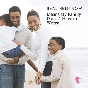 Una familia alegre de cuatro personas está junto a la playa. Visten suéteres livianos y comparten risas. El texto dice: "REAL HELP NOW, marca registrada de Pink Fund, Means My Family Doesn't Have to Worry."