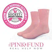 Calcetines rosas junto a un logo circular con un lazo rosa, promoviendo “Socket to Breast Cancer” y “#PinkSockDay” el 27 de octubre. Texto “The Pink Fund” debajo.